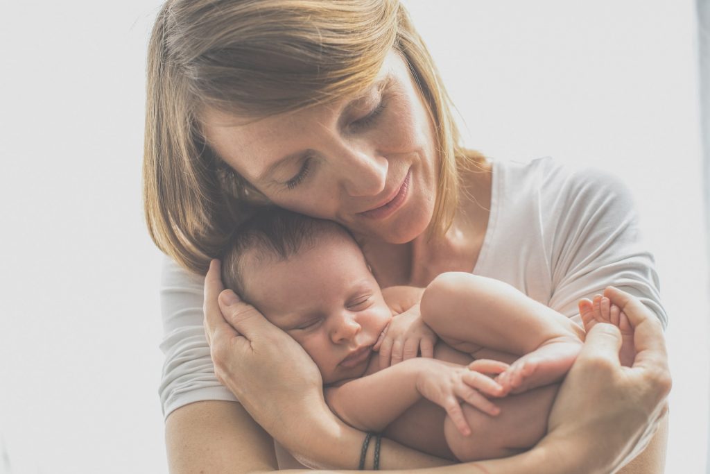 stili educativi hugger scheduler mamma abbraccia neonato